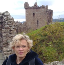 Anne på Urquhart Castle