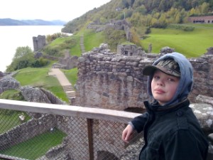 Gustav på den legendariske ruin ved Loch Ness