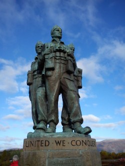 Monument i naturen til ære for døde soldater